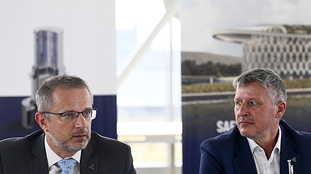 Vdec Radek koda (vlevo) a pedseda pedstavenstva IPC Holding Petr Pvek (12. ervence 2023)