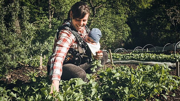 Mal� Ma�enka vyr�st� hlavn� venku, od mali�ka tak je ��astn�kem d�n� na farm� a jej�ch prom�n.
