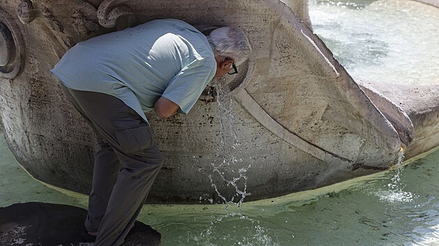 Mu pije vodu u kany Fontana della Barcaccia v m. (14. ervence 2023)
