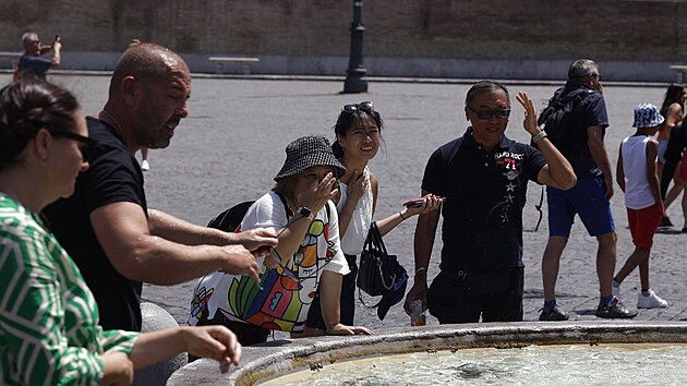 Lid se sna zchladit u fontny na Piazza del Popolo v m. (14. ervence 2023)