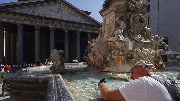 Mu se sna zchladit u fontny u Pantheonu v m. (14. ervence 2023)