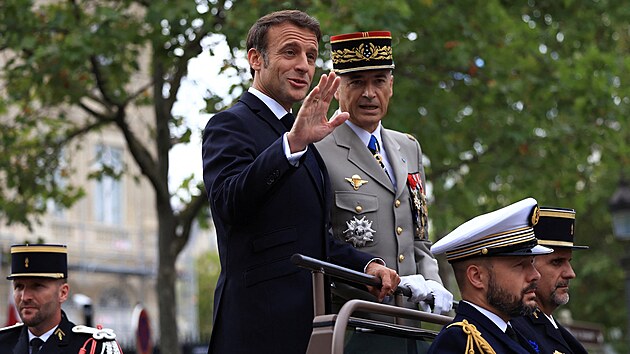 Francouzsk prezident Emmanuel Macron v Pai zahjil vojenskou pehldku u pleitosti oslav dobyt Bastily. (14. ervence 2023)