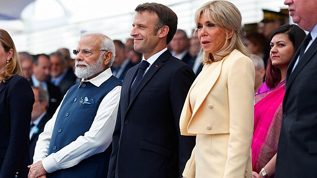 Zleva indick premir Narendra Modi, francouzsk prezident Emmanuel Macron a prvn dma Brigitte Macronov na vojensk pehldce u pleitosti oslav dobyt Bastilly. (14. ervence 2023)