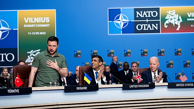 Ukrajinsk prezident Volodymyr Zelenskyj (vlevo), britsk premir Rishi Sunak (uprosted) a americk prezident Joe Biden (vpravo) na prvnm jednn Rady NATO-Ukrajina na summitu NATO ve Vilniusu (12. ervence 2023)