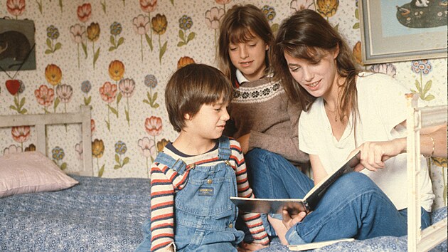 Hereka a zpvaka Jane Birkinov se svmi dcerami Charlottou a Kate na snmku z roku 1982.