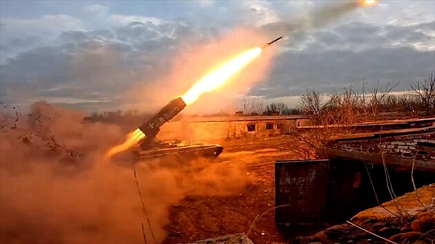 Raketomet ukrajinskch sil TOS-1 odpaluje raketu pobl Kreminny v Luhansk oblasti. (7. ervence 2023)