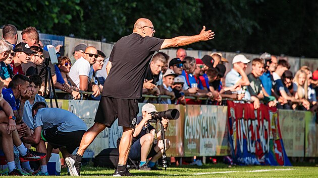 Pilsen'in yeni teknik direktörü Miroslav Koubek hazırlık maçında oyunculara talimat veriyor...
