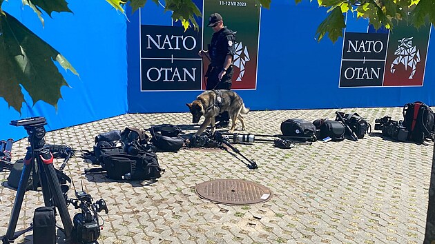 Ped zatkem jednn NATO-Ukrajiny speciln vycvien policejn pes kontroloval vybaven novin, aby se do slu nedostaly dn vbuniny. (12. ervence 2023)