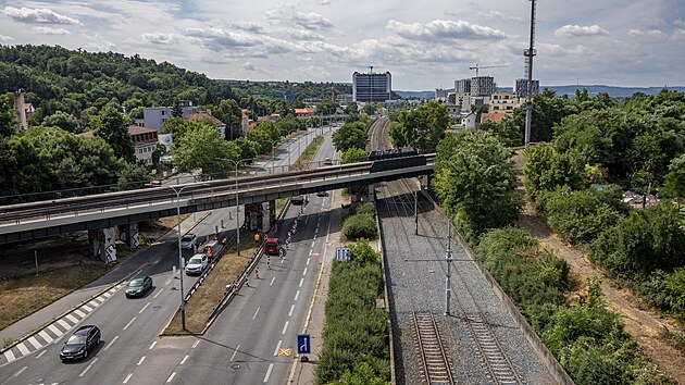 Branick� most projde rekonstrukc�. B�hem 13 m�s�c� na n�m p�i kompletn� oprav� p�ibude nov� kolej. C�lem je zv��it po�et vlak�, kter� po n�m mohou projet. (13. �ervence 2023)