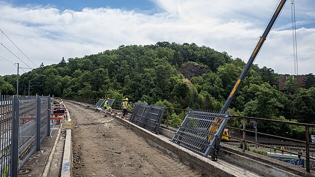 Branick� most projde rekonstrukc�. B�hem 13 m�s�c� na n�m p�i kompletn� oprav� p�ibude nov� kolej. C�lem je zv��it po�et vlak�, kter� po n�m mohou projet. (13. �ervence 2023)