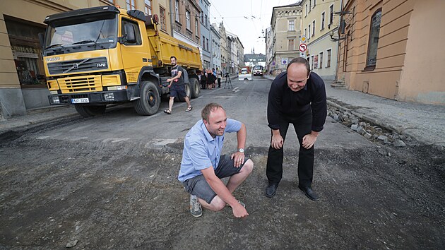 Pro se vozovka ve Znojemsk ulici propad, si odbornci lmou hlavy u nkolik let. Dosavadn drobnj opravy nepomohly.