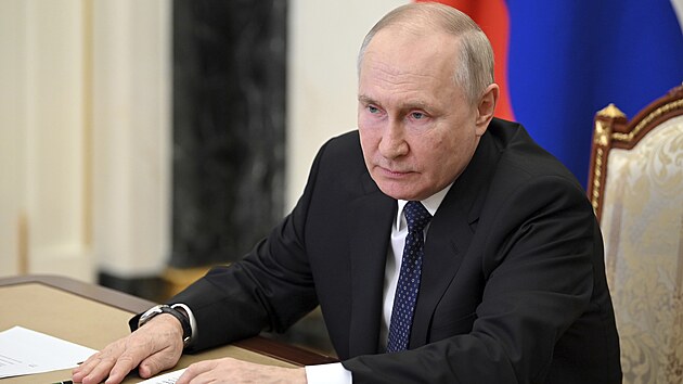 Rusk prezident Vladimir Putin se astn videokonference ohledn situace v oblasti Krymskho mostu. (17. ervence 2023)