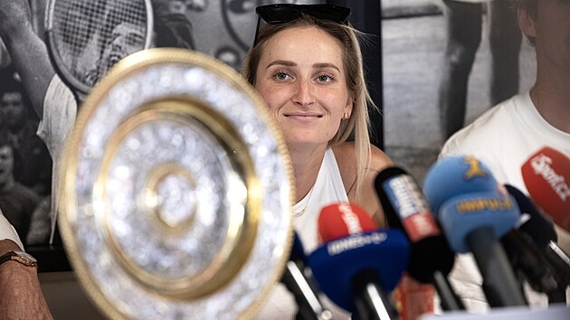 Wimbledonsk ampionka Markta Vondrouov na tiskov konferenci na prask tvanici.