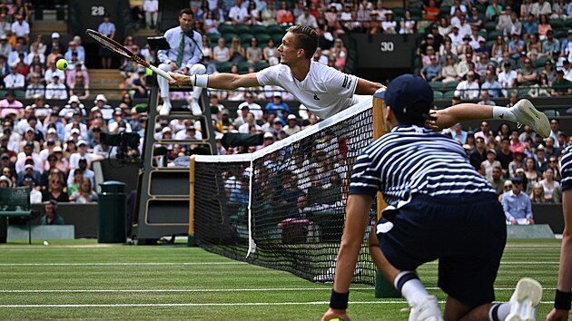 Ji Leheka se natahuje po mku v osmifinle Wimbledonu.