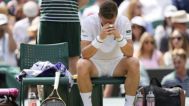 Smutn Ji Leheka po prohranm prvnm setu v osmifinle Wimbledonu.