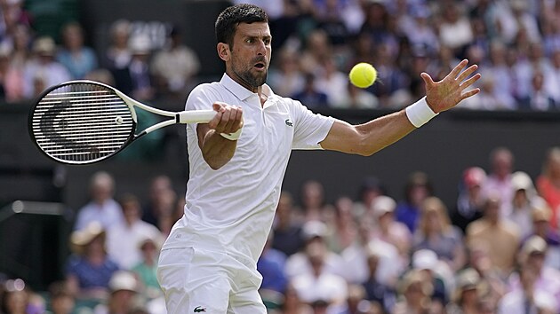 Novak Djokovi v dohrvce osmifinlovho utkn Wimbledonu.