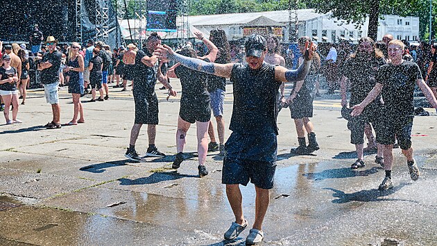 Bhem 19. ronku metalovho festivalu Masters Of Rock ve Vizovicch padaly teplotn rekordy. Nvtvnci se mohli zchladit vodou z hasiskch cisteren (ervenec 2023).