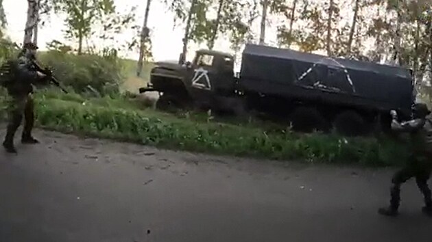 Čečenský útok proti ruskému vojenskému nákladnímu vozu dokončen. Útočníci míří k obětem uvnitř.