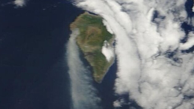 Satelitn snmek cho se koue z poru na ostrov La Palma. Kou vrazn naruuje leteckou dopravu na ostrov. (16. ervence 2023)
