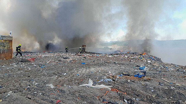 Hasii likvidují poár skládky odpadu ve Vysoké Peci na Chomutovsku, kde...