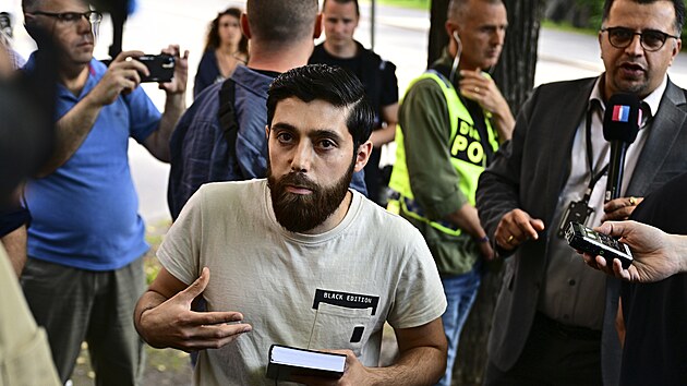 Dvaaticetilet muslim upustil od zmru split vtisk bible a svitky try ped velvyslanectvm Izraele ve Stockholmu. (15. ervence 2023)