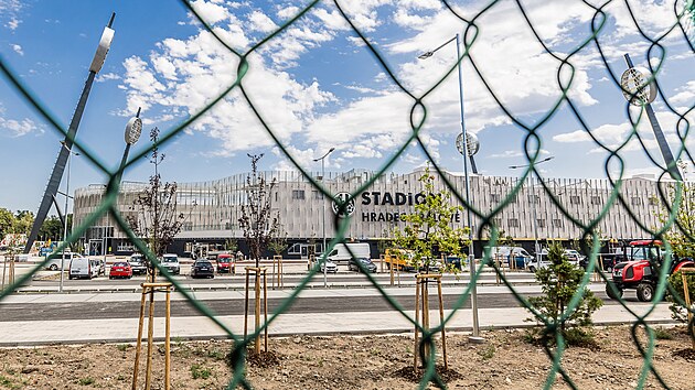 Pohled na prozatm oplocen nov stadion Hradce Krlov