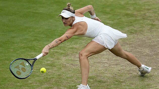 Markéta Vondroušová se v finále Wimbledonu natahuje po balonku.
