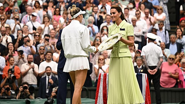 Markéta Vondroušová přebírá od princezny Kate trofej po vyhraném finále Wimbledonu.