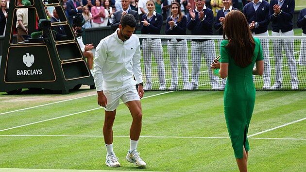 Novak Djokovi si jde pevzt trofej pro poraenho finalistu Wimbledonu.