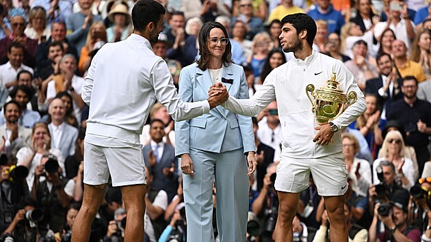Novak Djokovi (vlevo) gratuluje Carlosi Alcarazovi k vhe ve finle Wimbledonu.