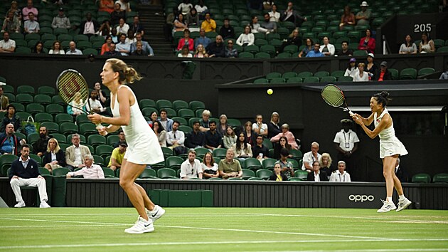 Barbora Strcov a Sie u-wej bhem finle deblu na Wimbledonu