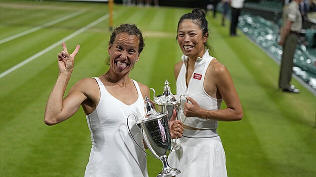 Barbora Strcov a Sie u-wej pzuj s trofejemi pro vtzky tyhry na Wimbledonu.