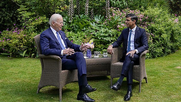 Americký prezident Biden a britský premiér Sunak se sešli u čaje. (10. července 2023)
