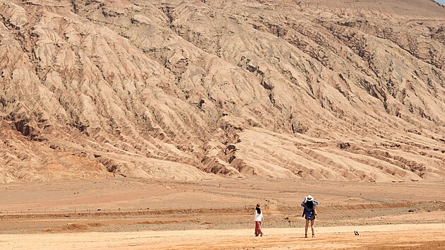 Teplomr v ujgurskch Ohnivch horch namil teplotu zemskho povrchu 80 C. Turist sem m pro fotku na pamtku. (19. ervence 2023)