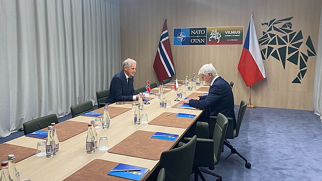 �esk� prezident Petr Pavel s norsk�m premi�rem Jonasem Gahr St�rem p�ed spole�n�m jedn�n�m (12. �ervence 2023)