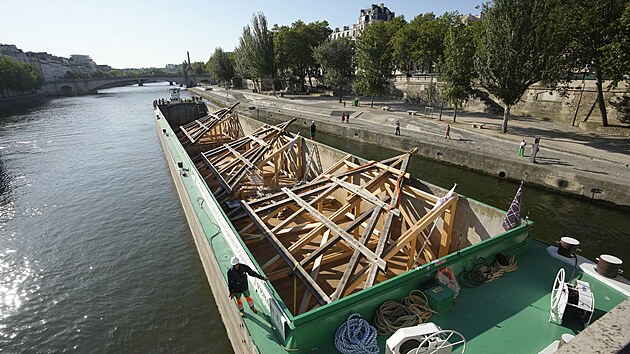 Pask katedrla Notre-Dame dostala nov krov. Rekonstrukce potrv do ptho roku. (11. ervence 2023)