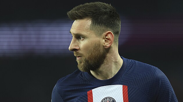 Lionel Messi v dresu Paris St. Germain bhem prohranho ligovho zpasu s...