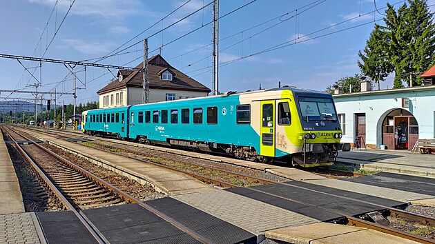 Jednotka 845.103 spolenosti Arriva ve stanici Horn Lide ek na odjezd do Bylnice.