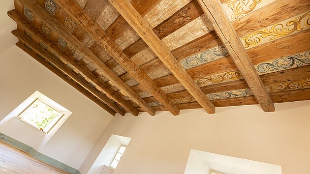 V interirech se podailo odkrt malovan stropy i pvodn malbu zd.