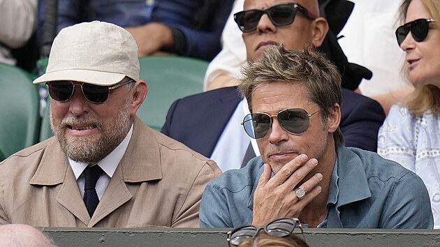 Guy Ritchie a Brad Pitt na finle musk dvouhry ve Wimbledonu (Londn, 16. ervence 2023)
