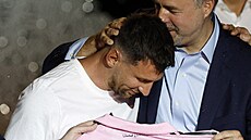Jeden z vlastník Interu Miami Jose R. Mas vítá Lionela Messiho v klubu.