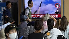 Lidé na nádraží v Soulu sledují odpálení severokorejské balistické rakety. (12....