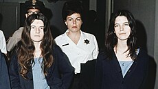 lenky Mansonova klanu na snímku z roku 1971. Leslie Van Houtenová úpln vpravo.