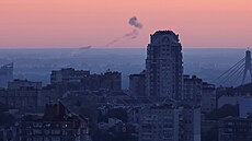 Kouř stoupá z budovy po útoku ruského dronu v ukrajinském Kyjevě. (19. července...