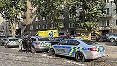 Policisté uzavřeli Minskou ulici v Praze. Podle prvotních informací měl muž...