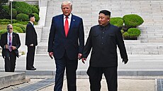 Kim �ong-un (vpravo) a Donald Trump v demilitarizované zón� mezi ob�ma Korejemi...