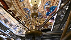 Pracovník specializované firmy p�i oprav� centrálního lustru v brn�nském...