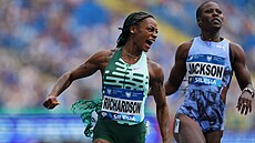 Sha�Carri Richardsonová a Shericka Jacksonová v cíli sprintu na 100 metr� b�hem...