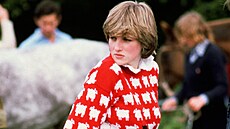 Diana, princezna z Walesu, ve svetru s černou ovcí (červen 1981