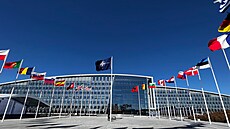 Státní vlajky �lenských zemí NATO p�ed sídlem organizace v belgickém Bruselu.
